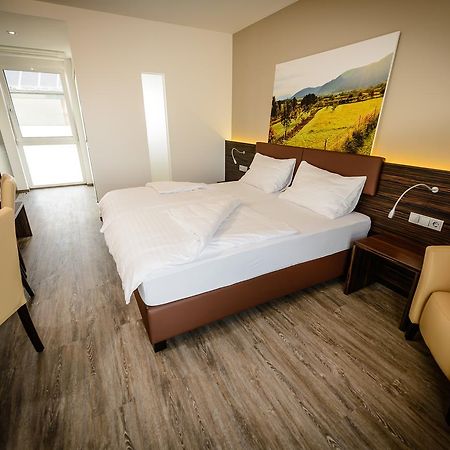 Dorfmeister Business Hotel B&B Weikersdorf am Steinfelde Eksteriør bilde
