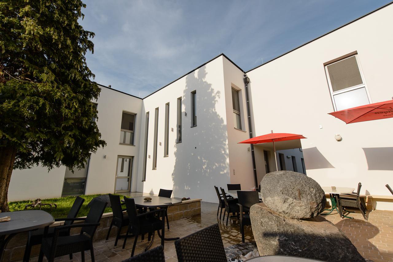 Dorfmeister Business Hotel B&B Weikersdorf am Steinfelde Eksteriør bilde