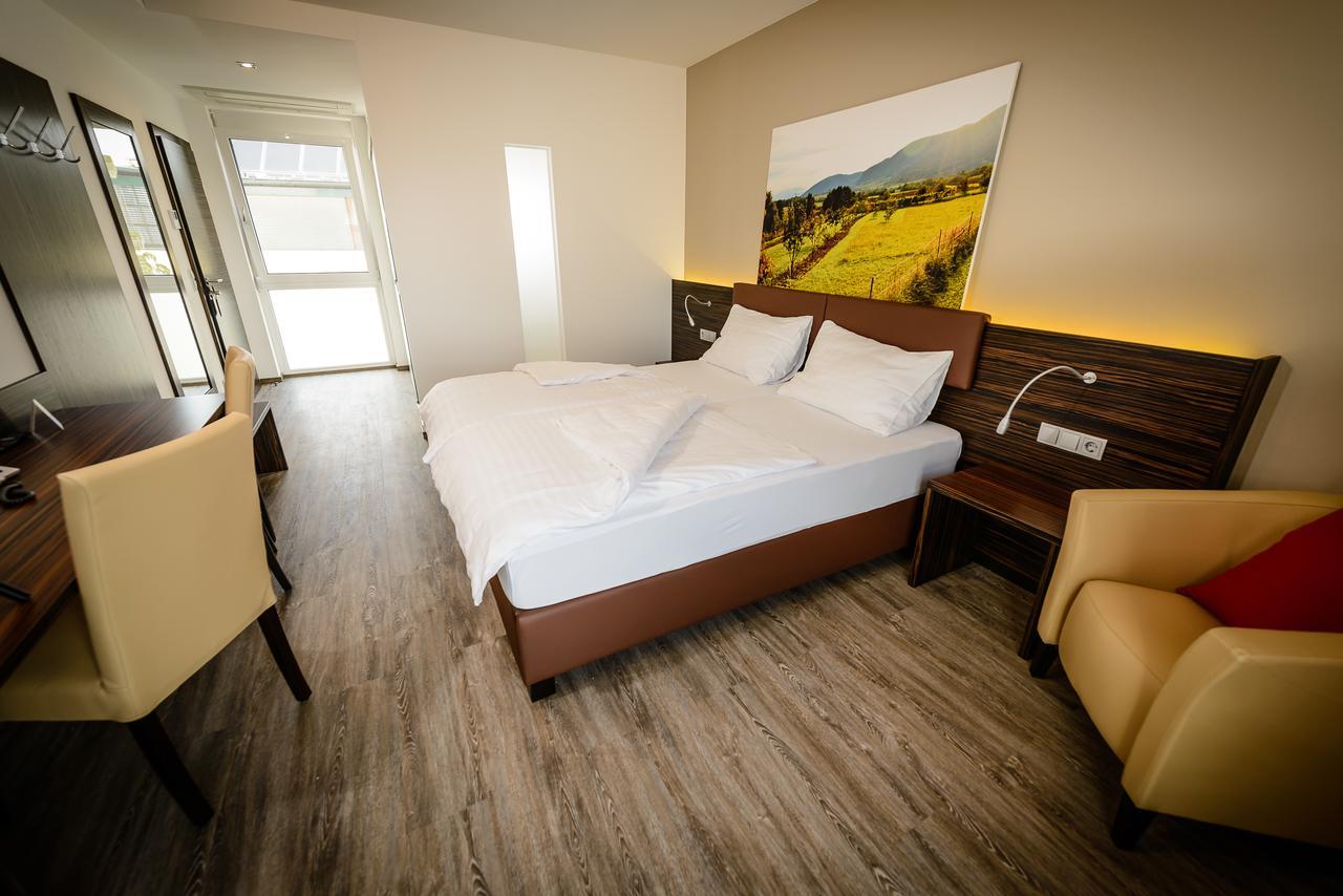 Dorfmeister Business Hotel B&B Weikersdorf am Steinfelde Eksteriør bilde
