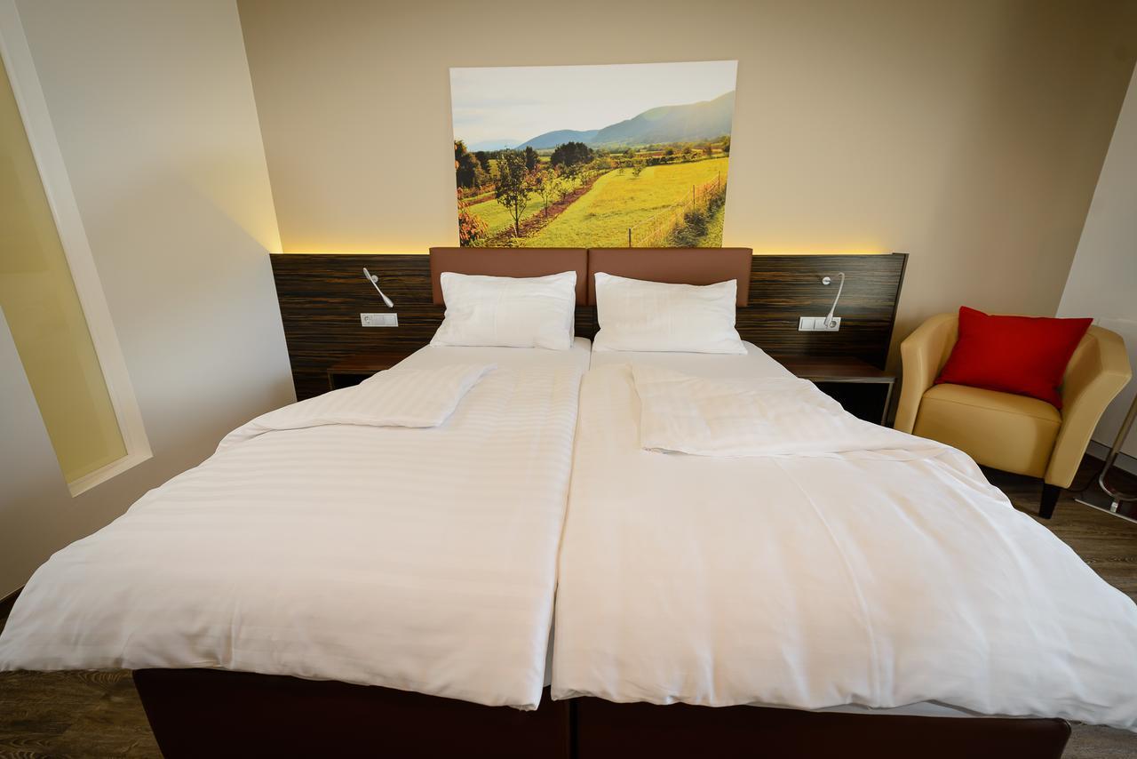 Dorfmeister Business Hotel B&B Weikersdorf am Steinfelde Eksteriør bilde